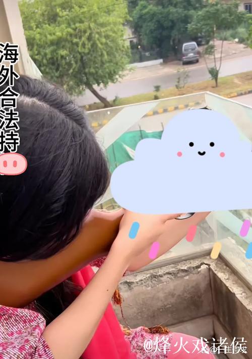 苏亚雷斯印度行抢圈被小女孩穿裆后，一脸震惊与其友好互动