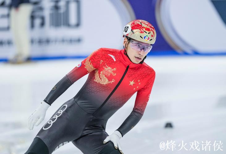 刘少昂惊险逆转,中国短道队摘得新赛季首金 刘少昂惊险逆转,中国短道队摘得新赛季首金
