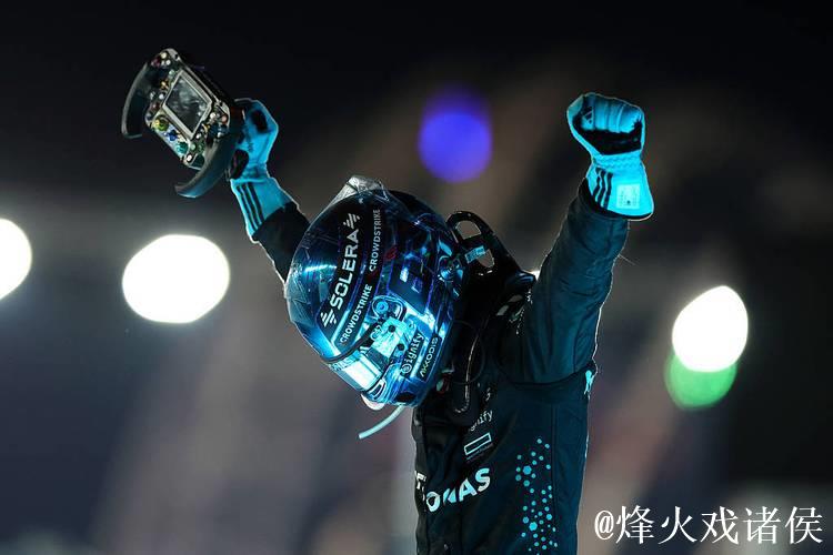 F1新加坡大奖赛：拉塞尔夺得杆位，维斯塔潘位居第二